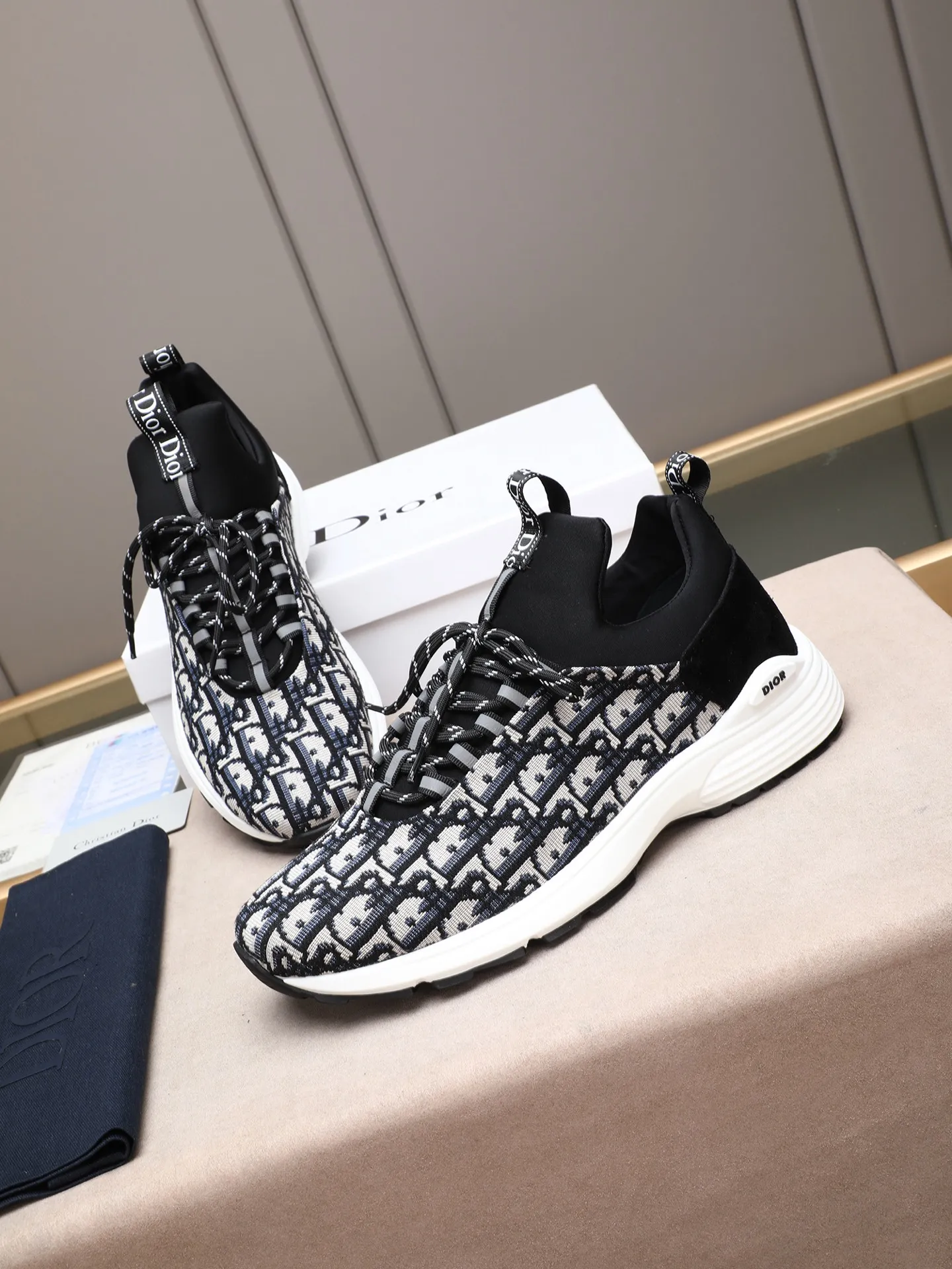 Men's shoes 💰440 💰Dior [Dior] 😘😘High-end series of casual men's shoes, simple and elegant👍👍👍The upper is made of first-layer genuine leather spliced ​​with Dior's special material [sun][sun]; imported first-layer sheepskin lining; special outsole, wear-resistant, lightweight, the overall design is harmonious and unified without lacking personality 👣🌟✨You deserve it! 3 colors😍Sizes 38~44. (45 custom-made) The picture above is a big seller🔥🔥🔥